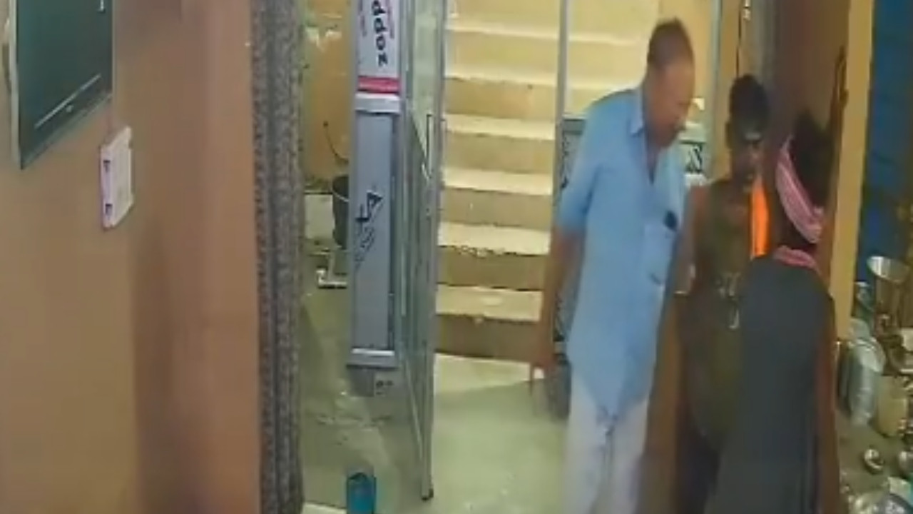 पुलिस ने तीनों को हिरासत में ले लिया है. दोनों के बीच हुई लड़ाई का वीडियो...