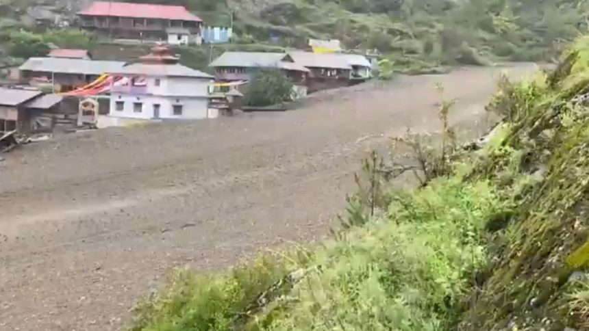 रविवार शाम की बारिश के बाद उत्तरकाशी की हर्षिल घाटी में खीरगंगा और तेलगाड़...