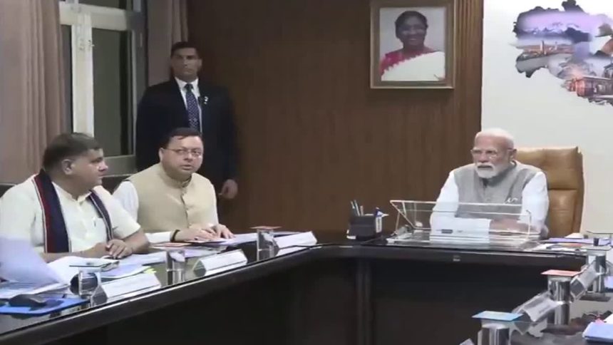 खराब मौसम के कारण पीएम मोदी का हवाई सर्वेक्षण रद्द, एयरपोर्ट पर ही हुई हाईलेवल मीटिंग, जानिये क्या कुछ हुआ
