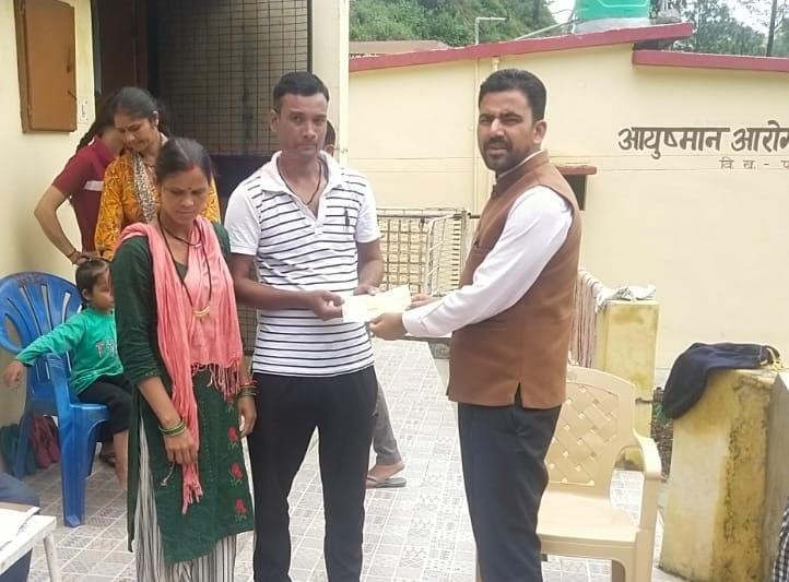 पौड़ी: सीएम घोषणा के अनुरूप प्रभावित क्षेत्रों में वितरित किये राहत राशि के चेक, धामी ने की थी पांच-पांच लाख रूपये देने की घोषणा