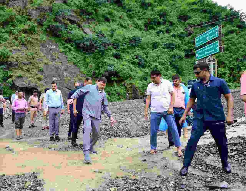 सीएम धामी ने किया अतिवृष्टि से  प्रभावित देहरादून के मालदेवता एवं केसरवाला का स्थलीय निरीक्षण
