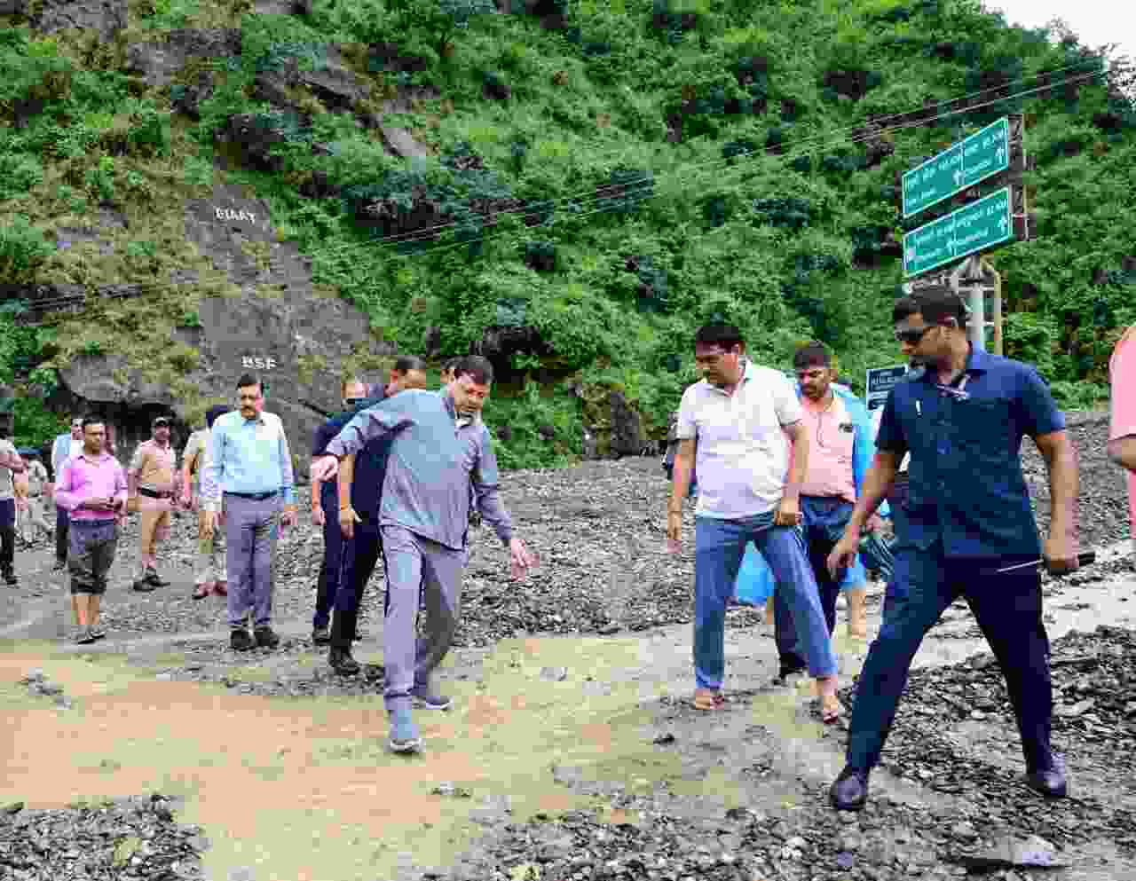 सीएम धामी ने किया अतिवृष्टि से  प्रभावित देहरादून के मालदेवता एवं केसरवाला का स्थलीय निरीक्षण