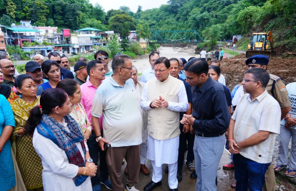 सीएम धामी ने किया देहरादून मे मसूरी रोड और किमाड़ी के आपदा प्रभावित क्षेत्र का स्थलीय निरीक्षण