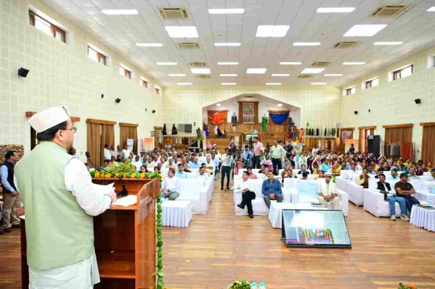 सीएम धामी ने किया उत्तराखंड हथकरघा एवं हस्तशिल्प विकास परिषद द्वारा आयोजित कार्यक्रम में प्रतिभाग