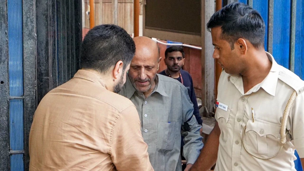 अवामी इत्तिहाद पार्टी ने इस घटना को गंभीरता से लेते हुए इसे एक सुनियोजित...