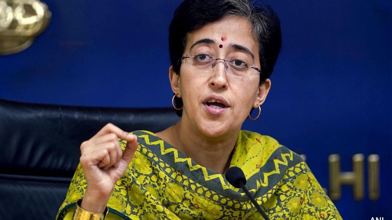 दिल्ली विधानसभा की नेता विपक्ष आतिशी ने एक डिजिटल प्रेस कॉन्फ्रेंस में...