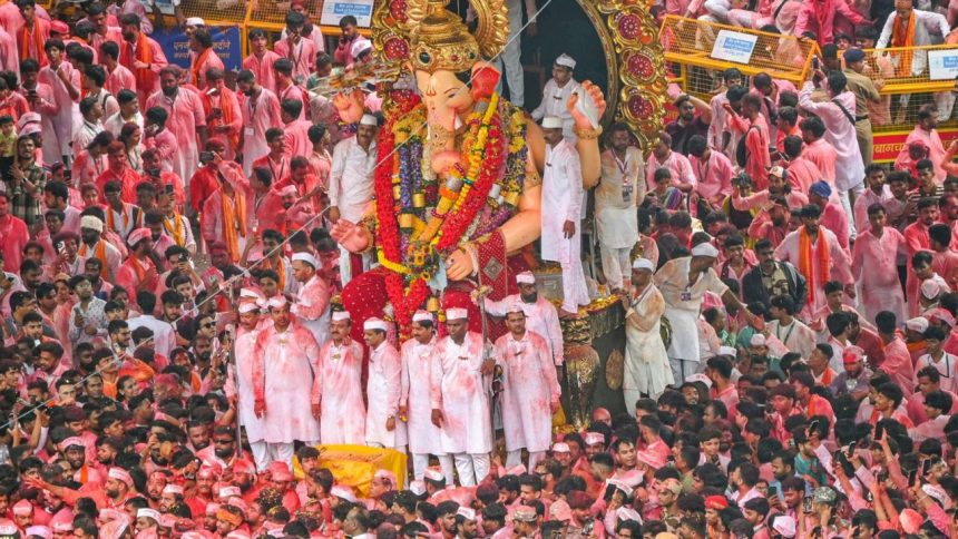 इस साल महाराष्ट्र में गणेशोत्सव का उत्साह अपने चरम पर रहा, लेकिन गणेश...