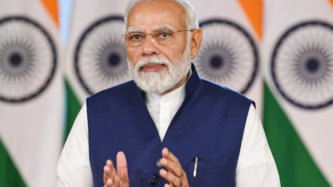 कर्नाटक के हासन जिले में गणेश विसर्जन जुलूस के दौरान एक बेकाबू ट्रक भीड़...