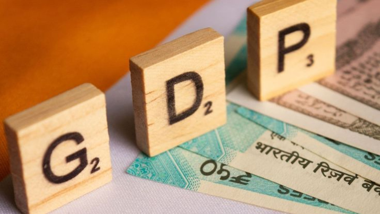 India GDP Growth: फिच ने 2025-26 के लिए ग्रोथ अनुमान 6.5% से बढ़ाकर 6.9% कर दिया है. उनका मानना है...