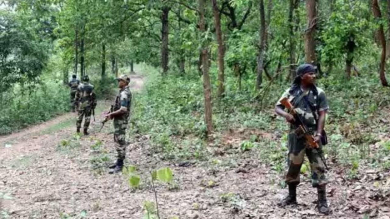 झारखंड के पश्चिमी सिंहभूम जिले में सुरक्षा बलों के साथ मुठभेड़ में 10 लाख...