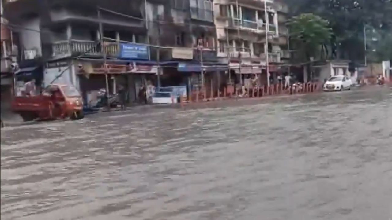 Kolkata Rain: कोलकाता और आसपास के इलाकों में मंगलवार को सबसे भारी बारिश दर्ज की गई....