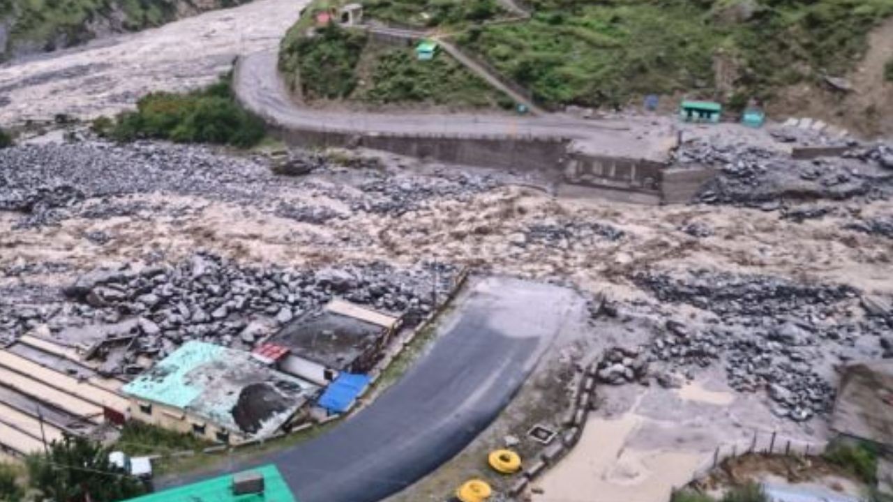 उत्तराखंड के चमोली जिले में भारी बारिश से मलारी NH पर सुरथोटा के पास BRO का...