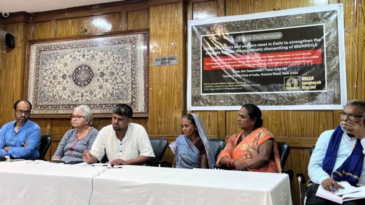 मनरेगा कार्यकर्ता मुकेश ने प्रेस कॉन्फ्रेंस में अपनी निराशा व्यक्त करते...