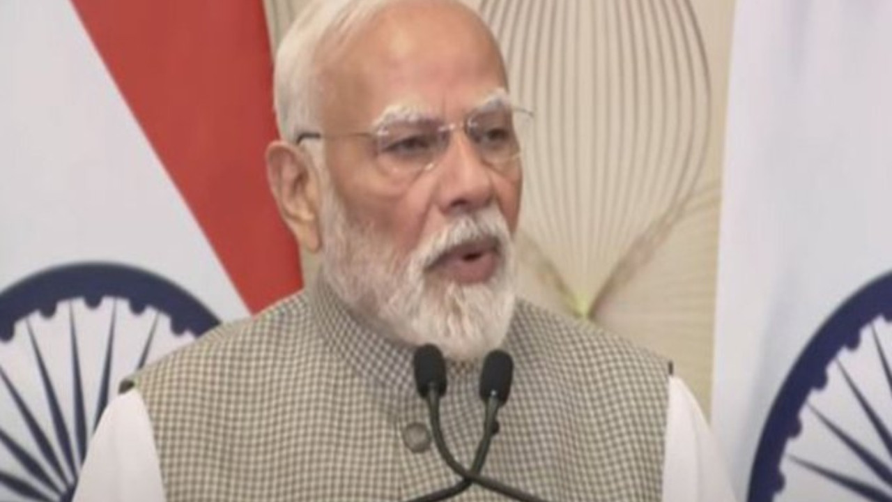 संयुक्त प्रेस वार्ता को संबोधित करते हुए, पीएम मोदी ने कहा कि काशी में...