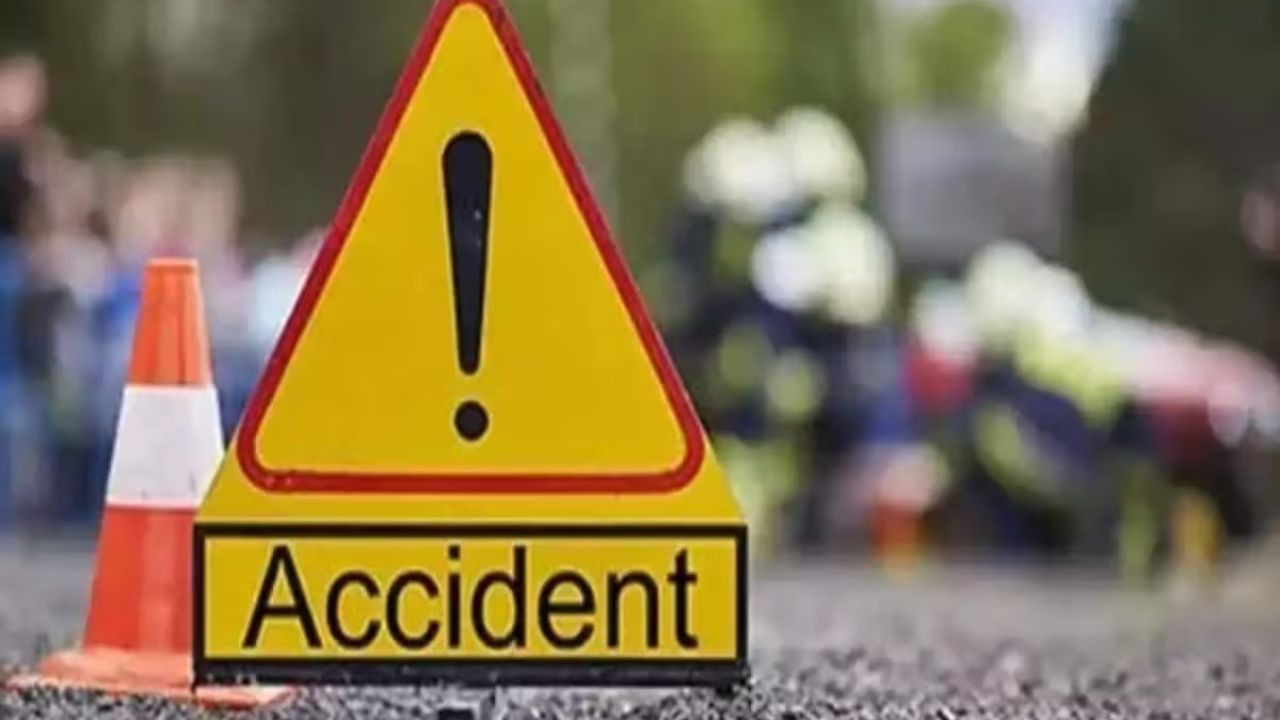 सुबह रांची के खेलगांव में एक तेज रफ्तार स्कूल बस की टक्कर से स्कूटी सवार...