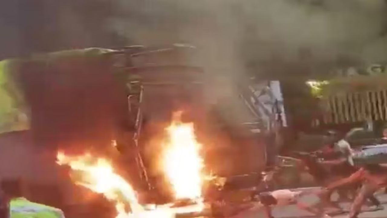 मध्य प्रदेश के इंदौर में एयरपोर्ट रोड पर सोमवार शाम एक दर्दनाक हादसा हो...