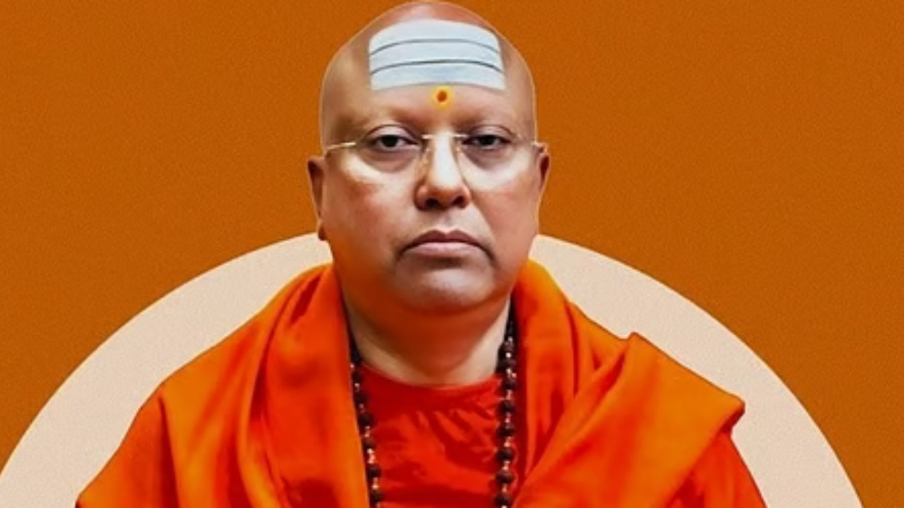 एफआईआर में कहा गया है कि चैतन्यानंद ने "सुरक्षा" के नाम पर हॉस्टल के चारों...