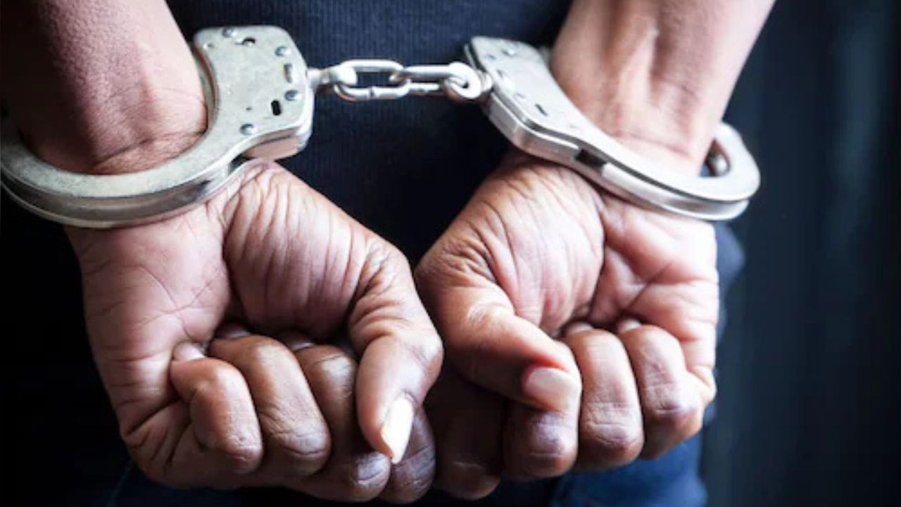 उत्तर प्रदेश के संत कबीर नगर में एक व्यक्ति और उसके सहयोगी को उसकी तीन...