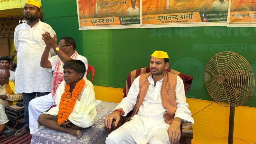 पार्टी का सिंबल शेयर करते हुए तेज प्रताप ने लिखा है कि हमलोग बिहार के...