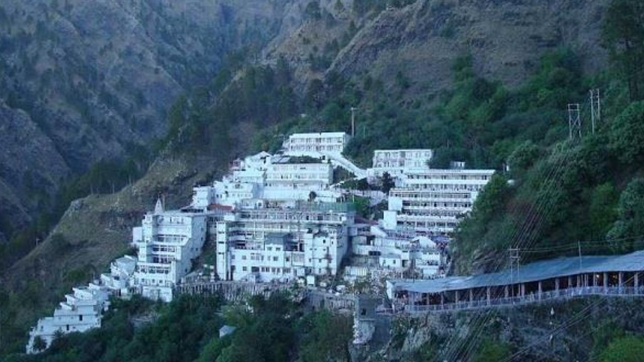यह पहली बार नहीं है जब यात्रा बाधित हुई हो. 26 अगस्त को भी भारी बारिश और...