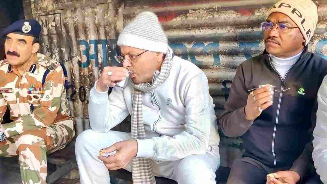 मुनस्यारी में सीएम धामी की चाय पर चर्चा, सड़क किनारे लगाई बैठकी, अनोखा दिखा अंदाज