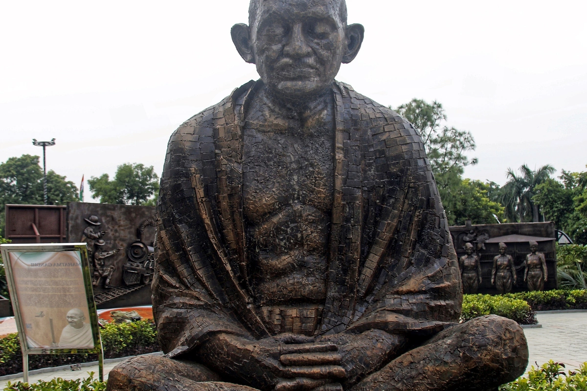Mahatma Gandhi: लंदन में महात्मा गांधी की मूर्ती के साथ की गई तोड़फोड़, भारतीय