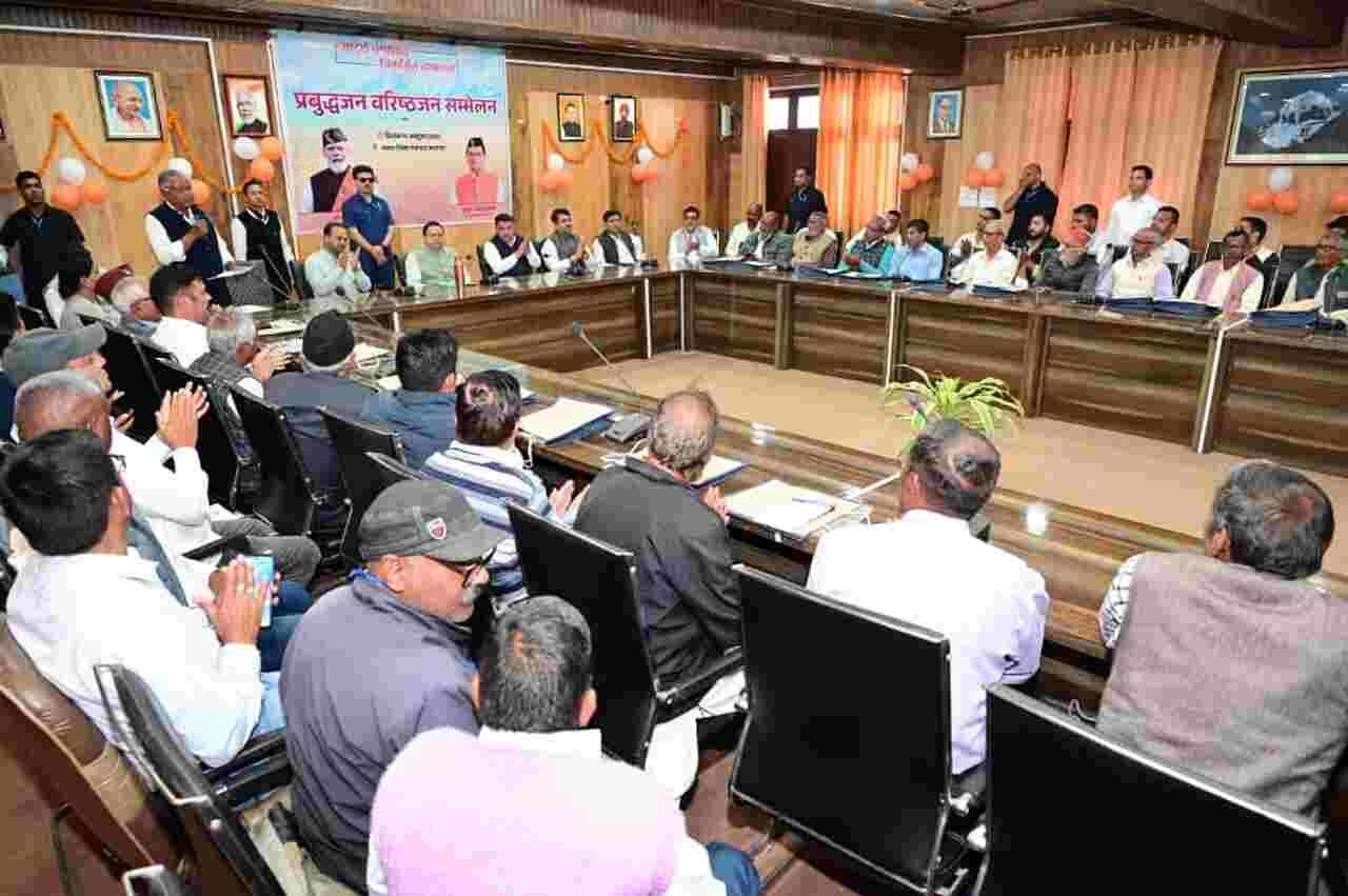 CM धामी ने जिला पंचायत सभागार, चंपावत में प्रबुद्ध नागरिकों एवं वरिष्ठजनों के साथ किया संवाद