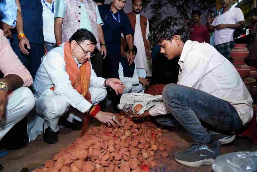 उत्तराखंड में धूमधाम से मनाई गई दीवाली, सीएम धामी ने चकराता रोड के  स्थानीय दुकानदारों से खरीदे दीये और स्वदेशी उत्पाद