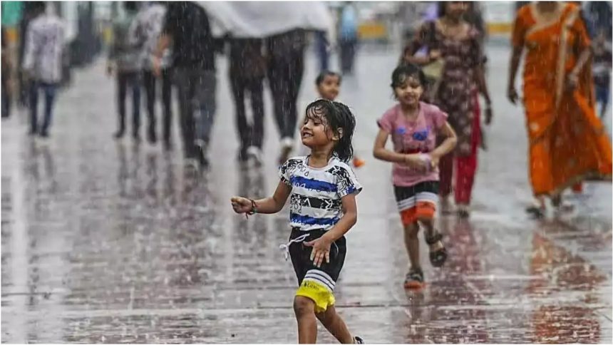 Aaj Ka Mausam: दिवाली पर इस बार आसमान में पटाखों की रोशनी के साथ बादल भी दस्तक देने...