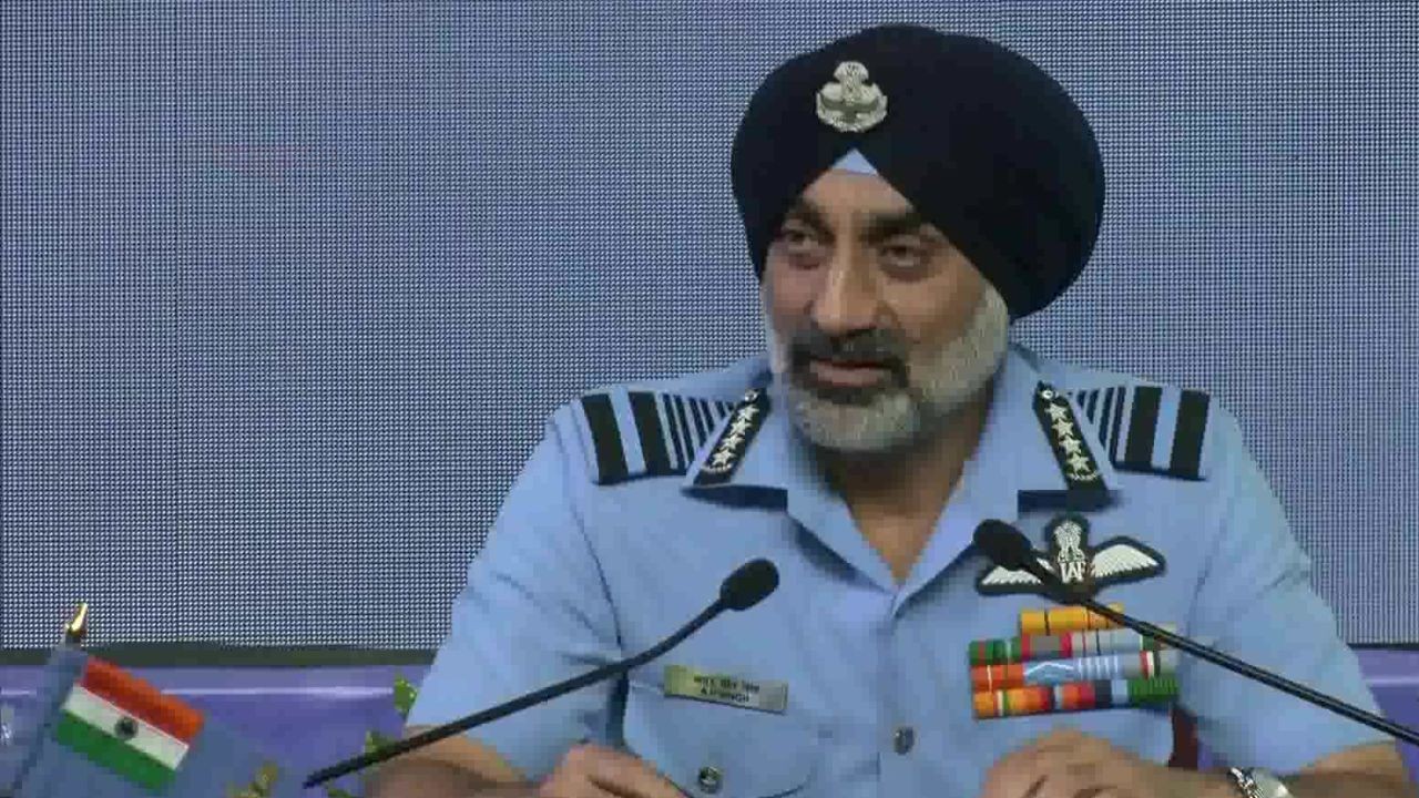 Indian Air Force Day 2025: भारतीय वायुसेना प्रमुख एयर चीफ मार्शल एपी सिंह ने 93वें वायुसेना...