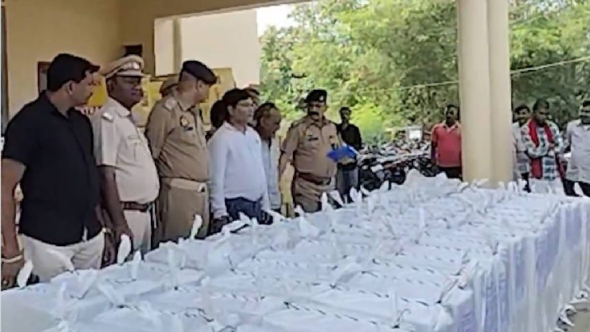 Sonbhadra Banned Cough Syrup Seized: ड्रग इंस्पेक्टर की प्रारंभिक जांच में पकड़ी गई सिरप की खेप...