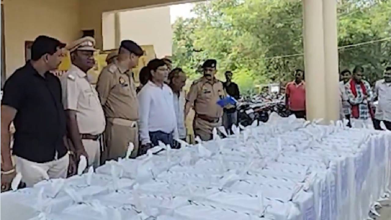 Sonbhadra Banned Cough Syrup Seized: ड्रग इंस्पेक्टर की प्रारंभिक जांच में पकड़ी गई सिरप की खेप...