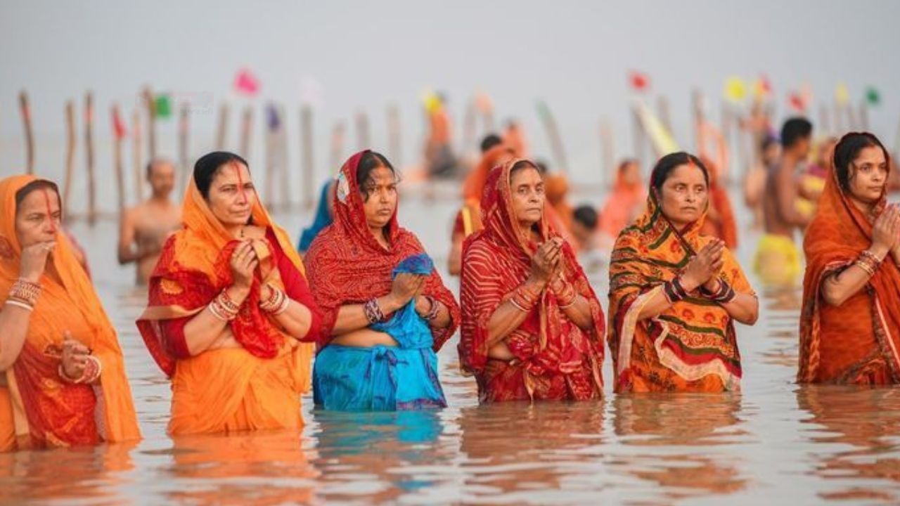 बिहार और दिल्ली-NCR में छठ पूजा की धूम है. हजारों भक्त सोमवार शाम डूबते सूरज...