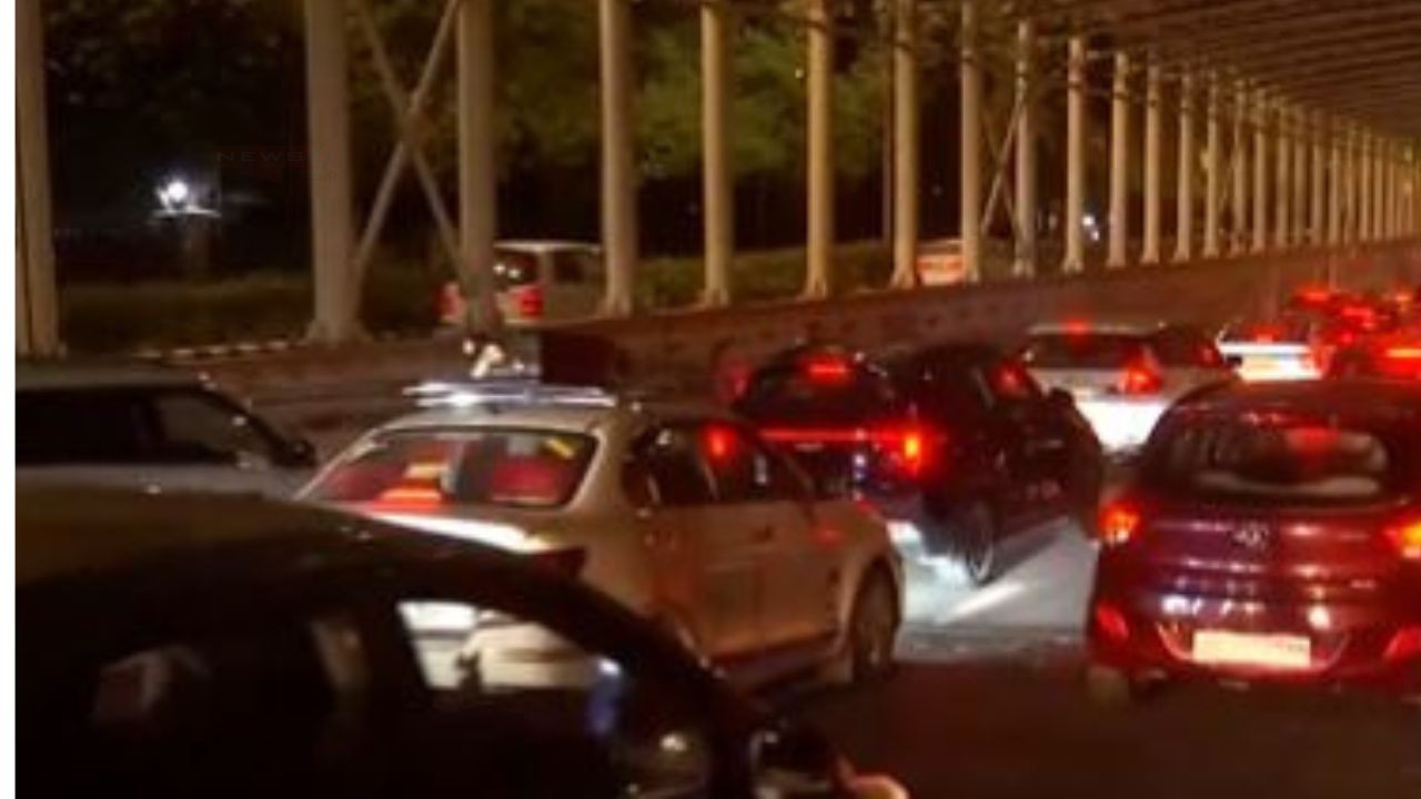 Delhi Traffic Jam: ट्रैफिक पुलिस अधिकारियों का कहना है कि राजधानी में अचानक बढ़े वाहन...