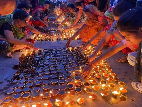 इस दिवाली जरूर घर लाएं ये 5 चीजें, लक्ष्मी जी खुद चलकर आएंगी आपके द्वार, धन-धान्य से भर जाएगा घर