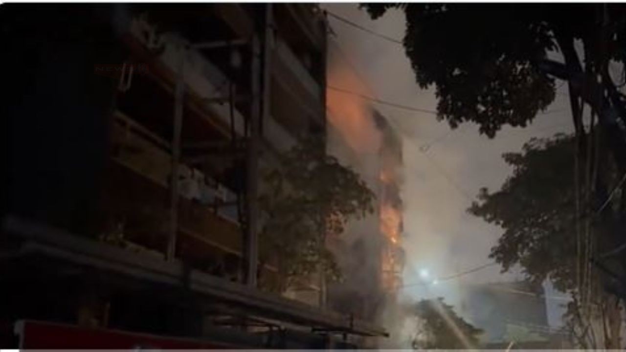 Ghaziabad Fire Incident, घटना की सूचना मिलते ही फायर ब्रिगेड की कई गाड़ियां मौके पर पहुंचीं...