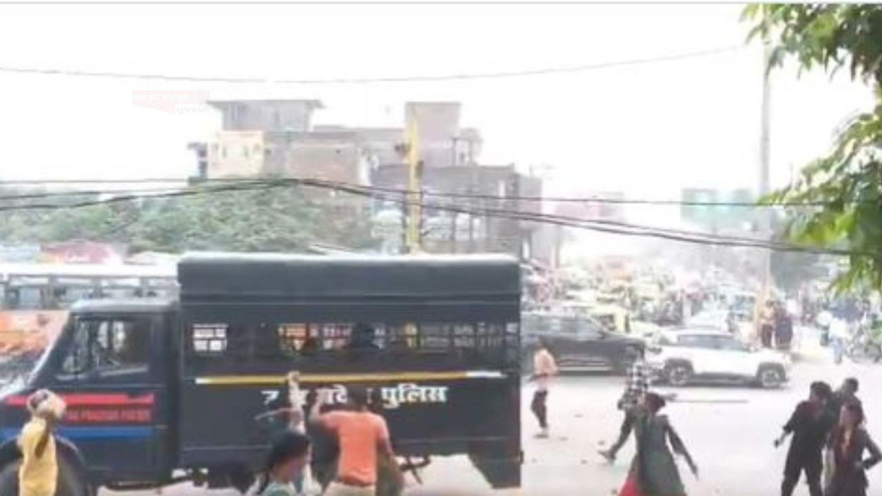 Gorakhpur News: शाम के समय उग्र हुई भीड़ ने नौसड़ चौकी का घेराव कर लिया और पुलिस पर...