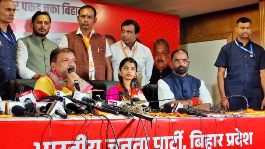 प्रधानमंत्री नरेंद्र मोदी और बिहार के मुख्यमंत्री नीतीश कुमार के बारे...