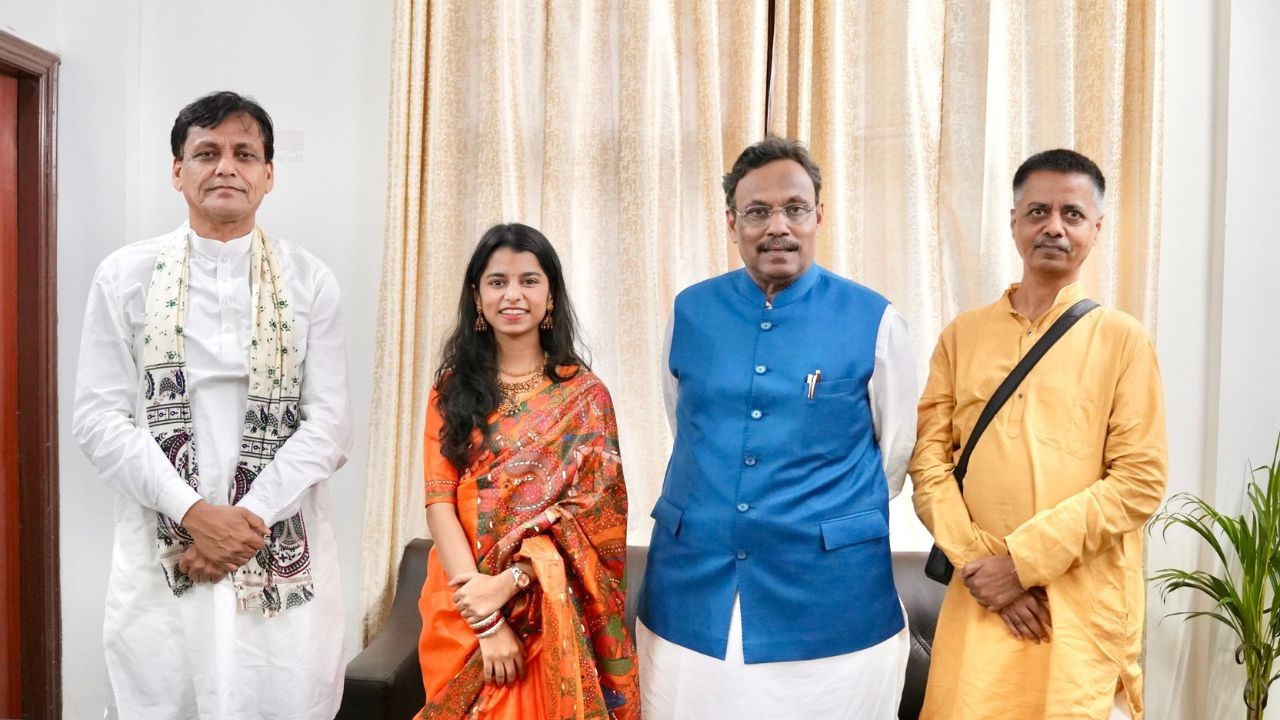 मैथिली ने हाल ही में दिल्ली में बीजेपी के राष्ट्रीय महासचिव विनोद तावड़े...