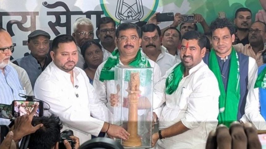 आरजेडी जॉइन करने के बाद संतोष कुशवाहा ने मीडिया से खुलकर बात की. उन्होंने JDU...