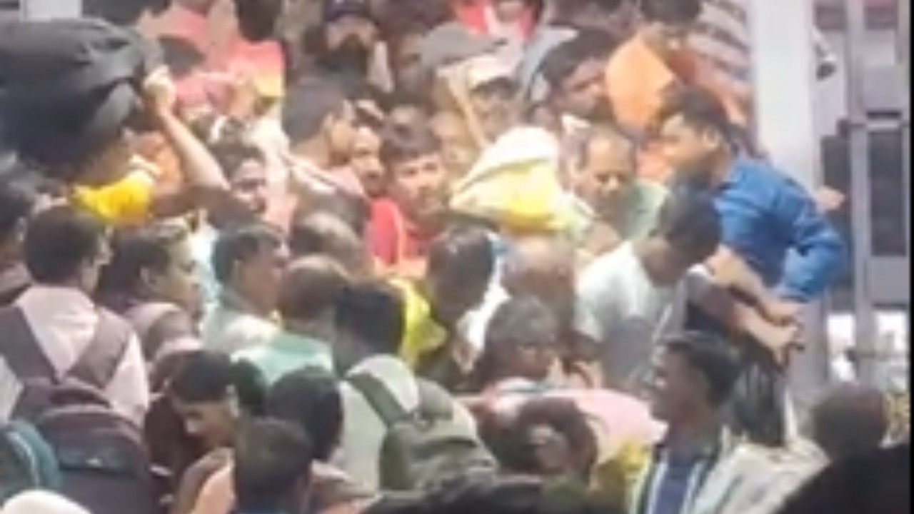 पश्चिम बंगाल के बर्धमान रेलवे स्टेशन पर रविवार शाम को यात्रियों की भारी...