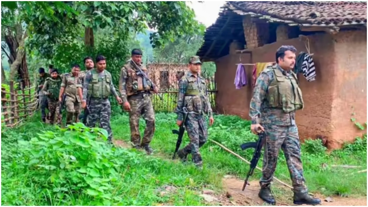 Sukma News: छत्तीसगढ़ के सुकमा जिले में सुरक्षाबलों ने नक्सलियों की गुप्त हथियार...