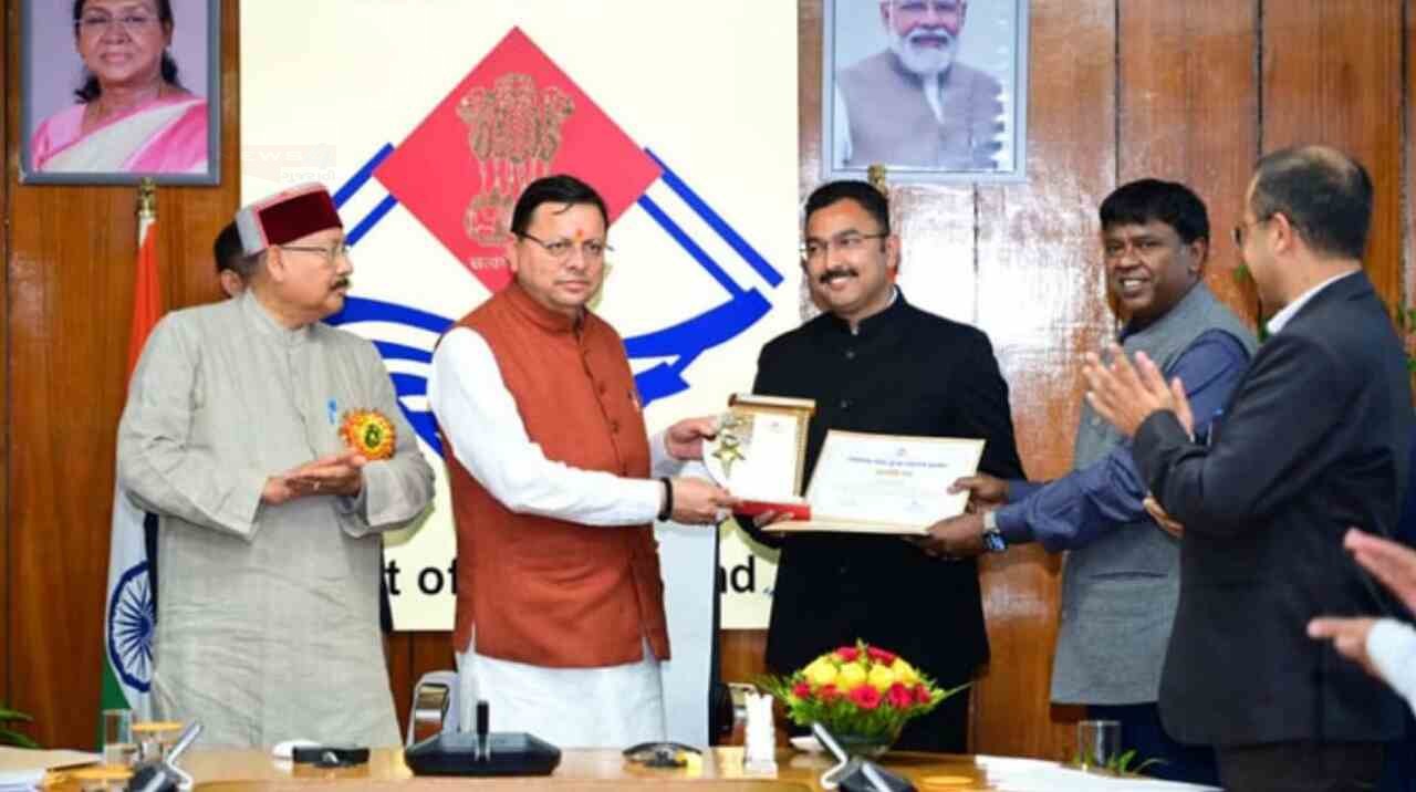 आठ अधिकारियों को सड़क सुरक्षा उत्कृष्टता पुरस्कार; सीएम धामी ने सराहनीय कार्यों के लिए किया पुरस्कृत