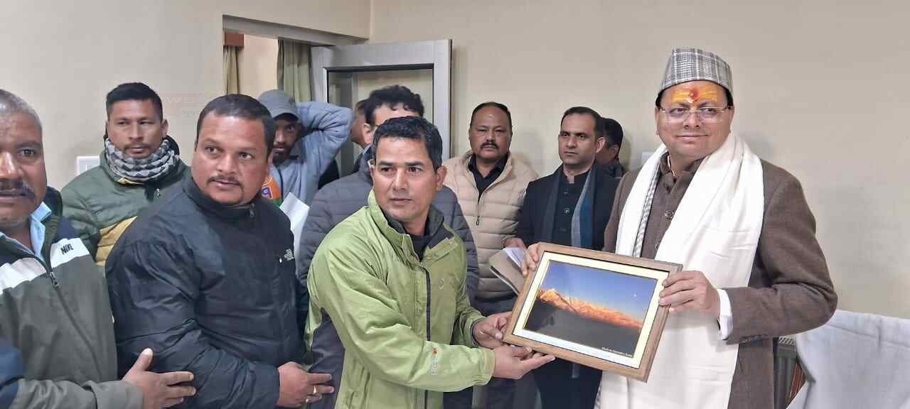 2 दिवसीय दौरे पर पिथौरागढ़ पहुंचे CM धामी, मुनस्यारी में ITBP के जवानों से मुलाक़ात करते हुए की  जवानों की सराहना
