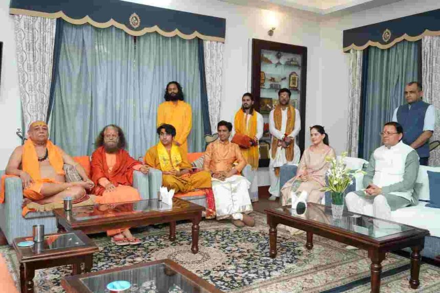 देशभर के संतों ने धामी सरकार के सांस्कृतिक संरक्षण व विकास कार्यों की सराहना की, धामी को दी देवभूमि के धर्म-संरक्षक’ की उपाधि