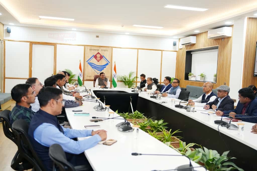 मुख्य सचिव आनंद बर्धन की अध्यक्षता में हुई सचिव समन्वय तथा जनपद से संबंधित मुद्दों के समाधान की समीक्षा बैठक