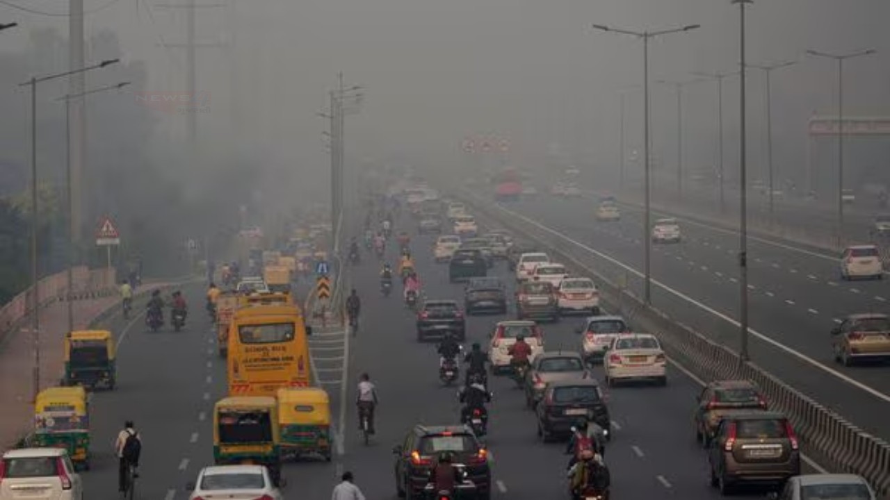 ग्रैप स्टेज-3 प्रतिबंध तब लागू होते हैं जब AQI 400 को पार कर जाता है या पार करने...