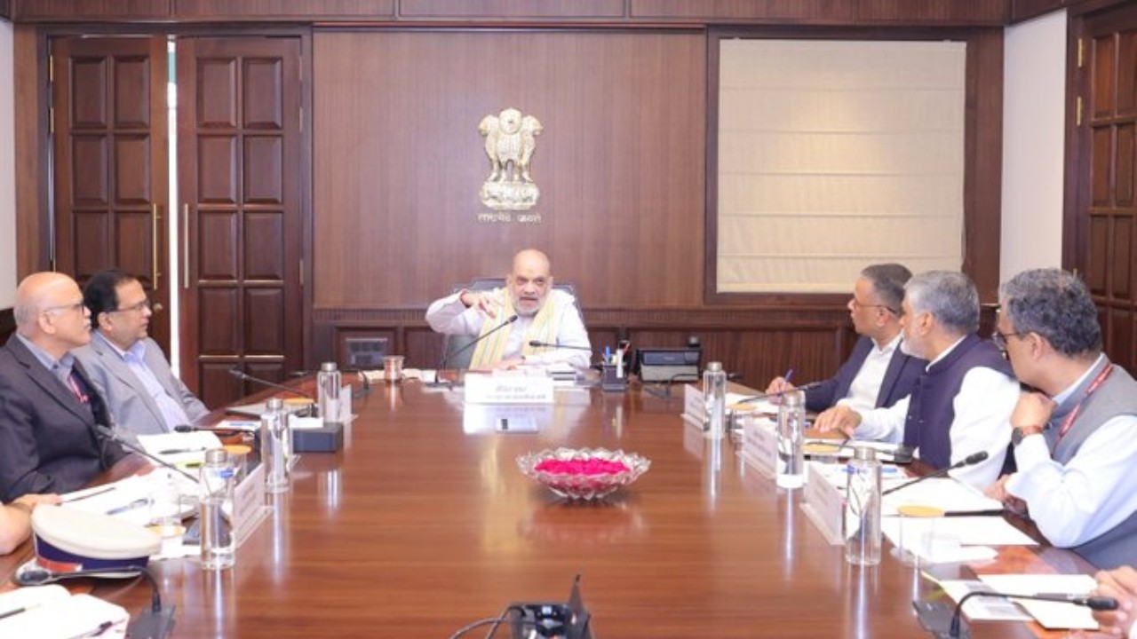 गृह मंत्रालय ने दिल्ली कार ब्लास्ट के 20 घंटे बाद मामले की जांच NIA को सौंपी है....