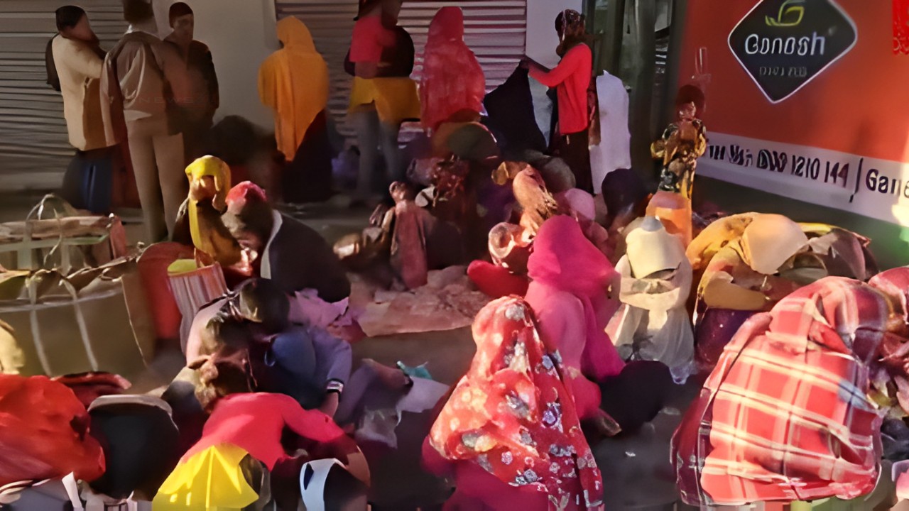 पश्चिम बंगाल के उत्तर 24 परगना में हाकिमपुर बॉर्डर पर सैकड़ों लोग डर के...