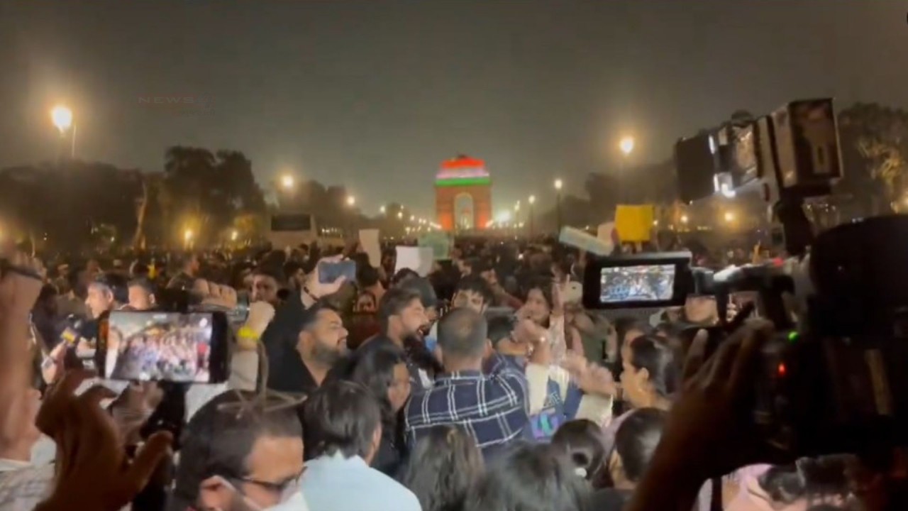 दिल्ली में बढ़ते प्रदूषण स्तर को लेकर रविवार को इंडिया गेट पर लोगों ने...